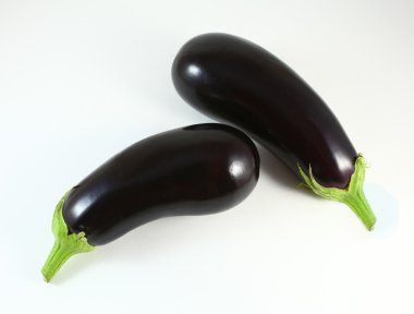 Beyaz arka plan üzerinde taze sağlıklı patlıcan.