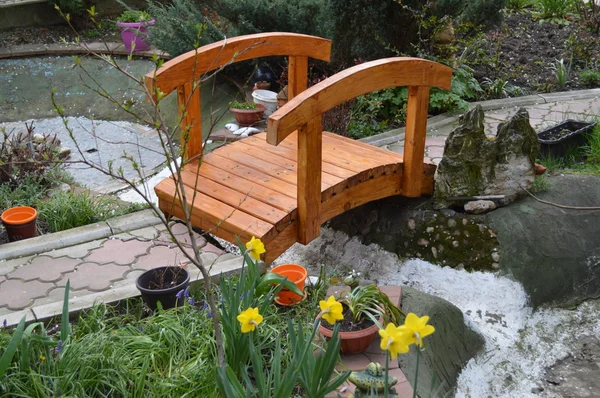 Puente en miniatura y sendero con río abajo — Foto de Stock