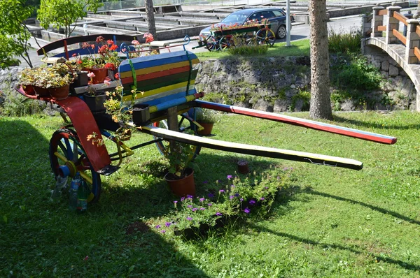 Vecchia macchina con vasi da fiori — Foto Stock