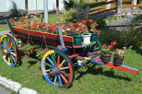 Oude auto met bloempotten Stockfoto