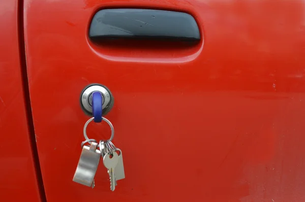 Clé accrochée à une porte de voiture . — Photo