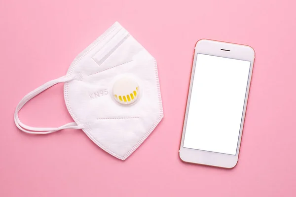 Mobiltelefon Orvosi Maszk Hogy Megvédje Betegségek Ellen Rózsaszín Háttér Coronavirus — Stock Fotó