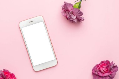 Cep telefonu ve çiçek karanfili pembe arka planda, bayram hediyesi kartı.