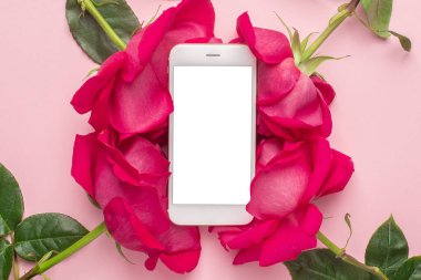 Cep telefonu ve gül çiçekleri pembe pastel arka plan görünümünde