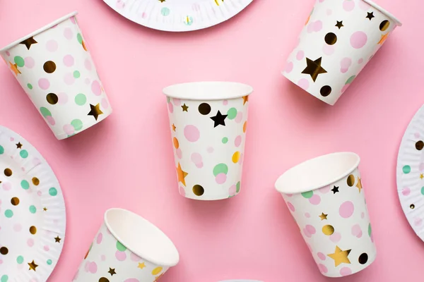 Tatil için tek kullanımlık kağıtlar, eko tabaklar ve gözlük üst görünümü