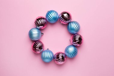 Pembe arka planda süsleme için parlak Noel ve pembe toplar dairesi, yeni yıl topları üst görünüm