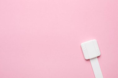 Pembe arkaplan görünümlü çocuklardan pembe foneb koruması üzerine çekmece için evrensel kilit kayışı