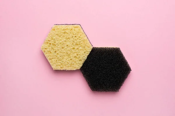 Желтые Губки Мытья Посуды Розовом Фоне — стоковое фото