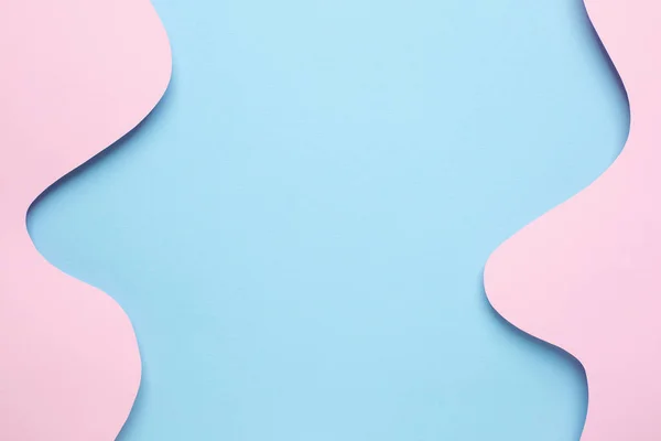 Soyut kağıt, açık mavi arkaplanda pembe mavi dalga resimlerini, pastel renkleri ve telif alanı üst görünümünü kesti.