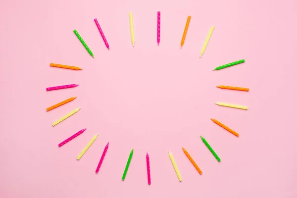 Velas Coloridas Para Marco Pastel Cumpleaños Sobre Fondo Rosa Con — Foto de Stock