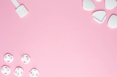 Pembe arka plandaki keskin köşeler için elektrik prizi ve koruma prizini tak, bebek ve çocuk güvenliği üst görünümü