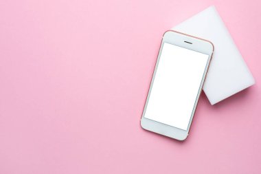 Boş ekran ve pembe arkaplanda beyaz dikdörtgen şekilli cep telefonu