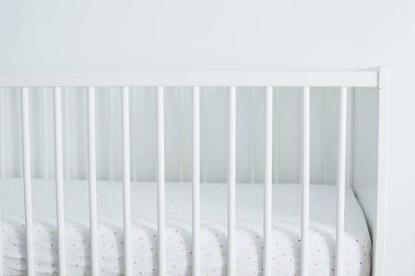 Bebek yatağı beyazı beyaz renkli, beyaz yatak odası manzaralı, çocuk manzaralı.