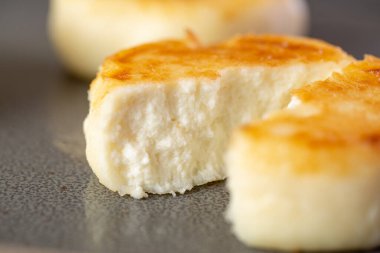 Süzme peynirli krep ya da halk manzaralı şurup. Rus, Ukrayna mutfağı. Sağlıklı, lezzetli kahvaltı manzarası.