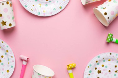 Tatiller için tek kullanımlık sofra takımı. Piknik için tek kullanımlık plastik tabak seti. Yukarıdan bak. Tabaklar, bardaklar ve çatallar açık hava eğlencesi için. Pembe arkaplan görünümünde tek kullanımlık tablo takımı