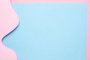 Soyut kağıt mavi arkaplandaki pembe dalga resimlerini, kopyalama alanı üst görünümlü pastel renkleri keser