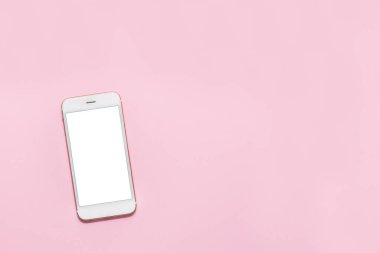 Pembe arkaplanda beyaz ekranlı beyaz akıllı telefon üst görünümü kopyala