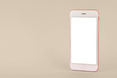 Sabit yelken sahanlığı arka planında fotokopi alanı olan cep telefonu, minimal teknoloji yan görünümü