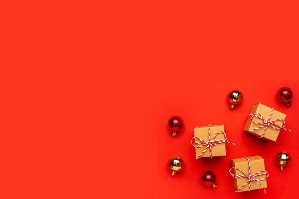 Regalos Decoración Navidad Una Vista Superior Fondo Rojo Color Año — Foto de Stock