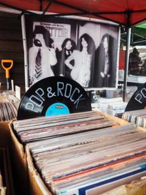 Den Bosch, Hollanda ve Riga 'daki 50' lerden 70 'lere kadar bir antika bit pazarının vinil turntable plakları.