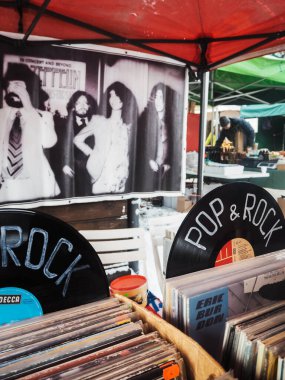 Den Bosch, Hollanda ve Riga 'daki 50' lerden 70 'lere kadar bir antika bit pazarının vinil turntable plakları.