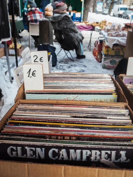 Den Bosch, Hollanda ve Riga 'daki 50' lerden 70 'lere kadar bir antika bit pazarının vinil turntable plakları.