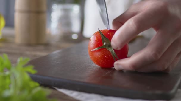 Cook Vágja Paradicsom Nagy Konyhakés Konyha Vágódeszka Közelkép Vörös Paradicsom — Stock videók