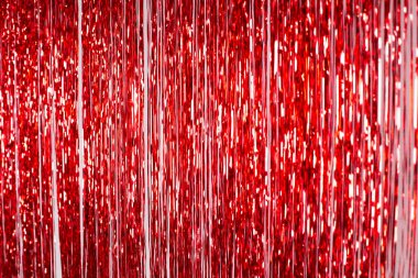 Parlak kırmızı kesim Yeni Yıl Yağmuru kurulumu, seçici odaklanma, gürültülü filtre, bulanık arkaplan görünümü