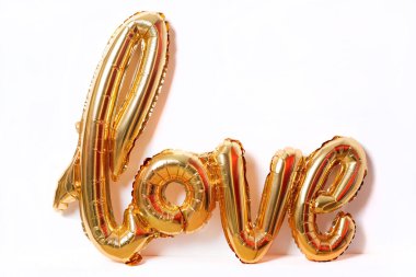 Balonlar insanları mutlu eder, Altın Balonlar sözcüğü aşk sözcüğünü sever.