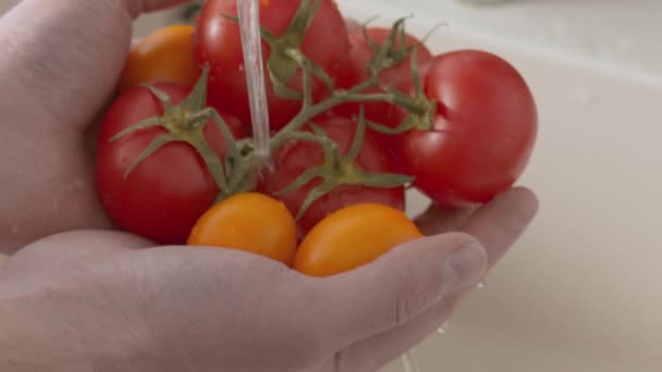 Manos Lavando Tomates Bajo Agua Corriente Fregadero Blanco Alimentación Saludable — Vídeos de Stock