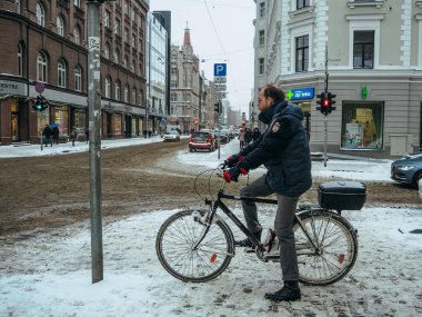 Finlandiya, Helsinki 114, şehir yolunda 20 bisikletçi. Kış karlı gün manzarası