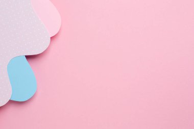 Telif uzayı üst görünümü olan, pastel arkaplan üzerinde pembe ve mavi dalgaların farklı katmanları