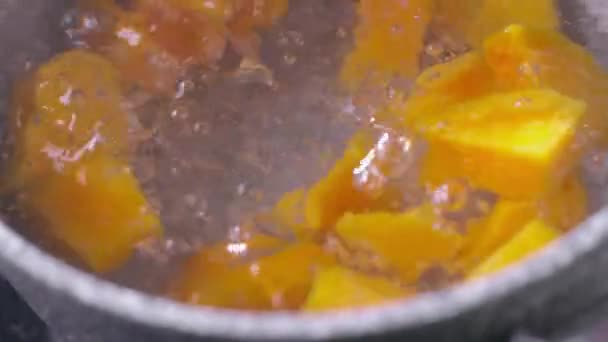煮奶油南瓜汤的过程缓慢 锅中开水中的汤配料 烹饪学校的培训 厨房顶视图中厨师的各个阶段 — 图库视频影像