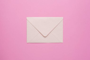 Pembe arkaplan görünümünde kapalı bir zarf