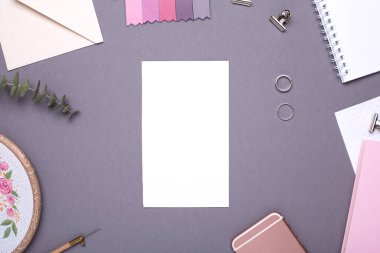 Pembe kağıtlı beyaz kart ve gri arkaplan üzerinde klasik stil üst görünümü olan ayrıntılar