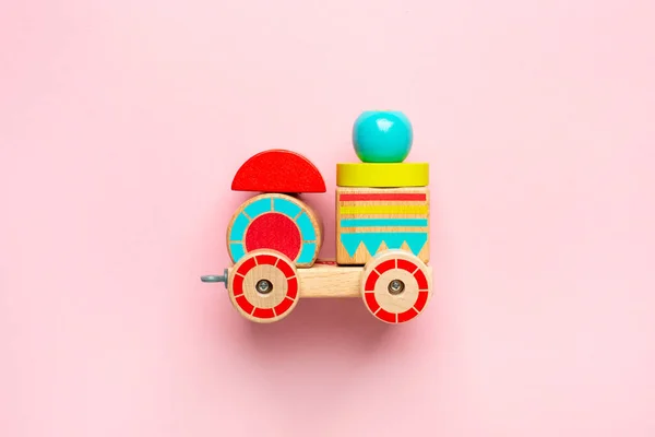 Ξύλινο Παιχνίδι Αυτοκίνητο Πολύχρωμα Μπλοκ Ροζ Φόντο Πάνω Άποψη — Φωτογραφία Αρχείου