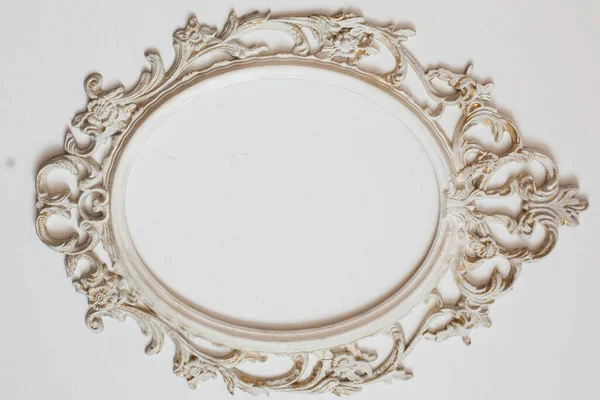 Beyaz duvar kenarından izole edilmiş kopyalama alanı olan beyaz stil barok çerçeve