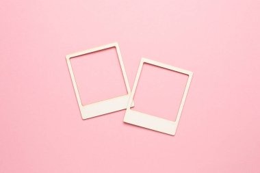 Moodboard şablon kompozisyonu boş fotoğraf kartları, yırtık kağıt, pembe pastel arka plan görünümüne yapıştırılmış polaroid çerçeve