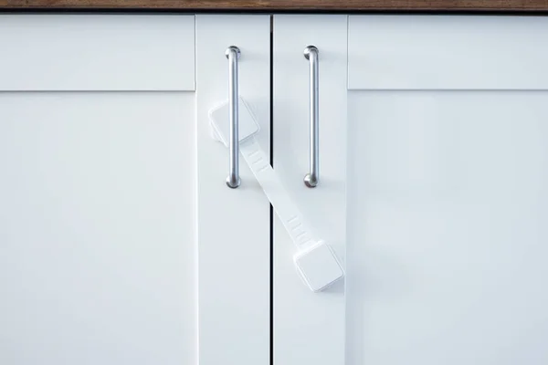 Koruyucu mobilya güvenliği plastik kilitler, sigortalar, mutfak kilitleri. Ve çocuğunuz nahoş sürprizlerden korunuyor. Ev manzarasında güvenlik