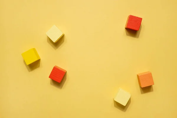 Gelbe Geometrische Figuren Stillleben Komposition Holzwürfel Objekte Auf Gelbem Hintergrund — Stockfoto