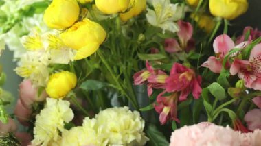 Bir çiçekçi - vitrin standı yaz pazarında farklı renklerde harika çiçeklerle dolu. Satılık vazolarda birçok çiçek var..
