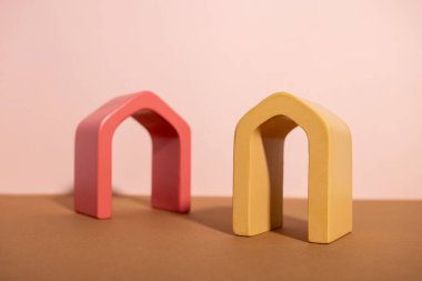 Geometrik şekilli soyut arkaplan modayı kompozisyonu. Pastel bej arkaplan üzerine ürün sunumu için podyum kemeri