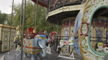 Geleneksel eski tarz. Tahta atlıkarınca ve peri masalı zamanı. İnsanlar ve çocuklar olmadan.