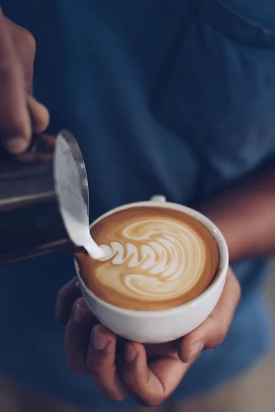 コーヒー ショップでコーヒー カフェラテ アート — ストック写真