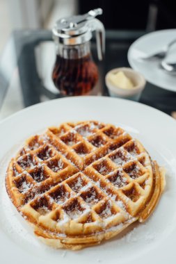 çanak üzerinde gözleme 