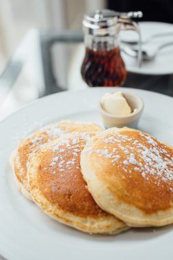 çanak üzerinde gözleme 