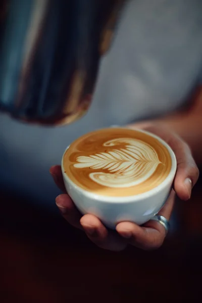 Kawa latte art w kawiarni — Zdjęcie stockowe