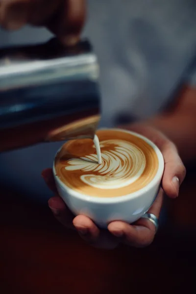 Kávé a latte art kávézóban — Stock Fotó