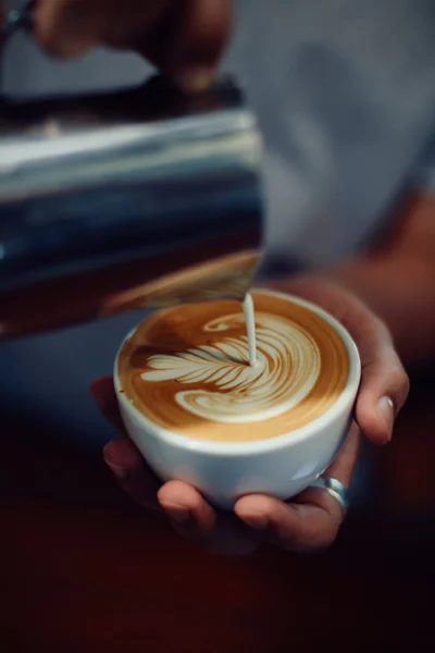 Kávé a latte art kávézóban — Stock Fotó