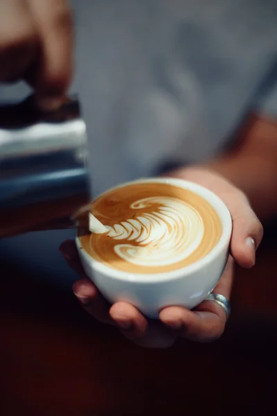 Kávé a latte art kávézóban — Stock Fotó